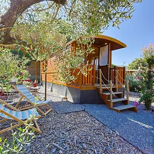 Camping Roulotte Au Coeur Des Vignes,, Hyères